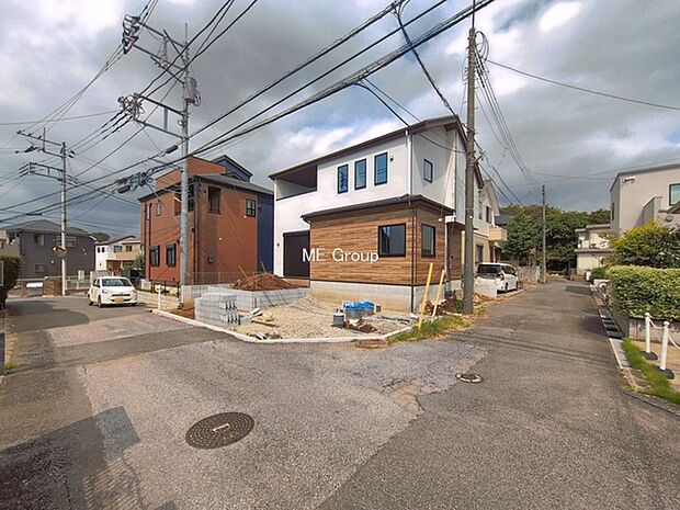 ~Exterior~ 前面道路:東 4.5m 私道、南 4m 公道 低層の一戸建てを中心とした街並みが整然と続き、周辺は高い建物が建っていないので、緑の多い閑静な趣を感じる環境です。