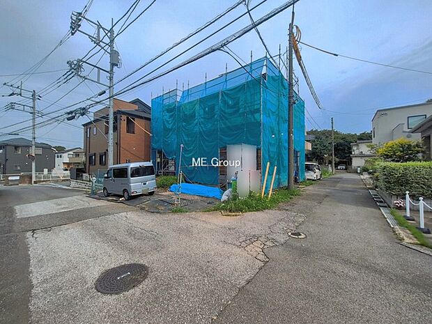~Exterior~ 前面道路:東 4.5m 私道、南 4m 公道 低層の一戸建てを中心とした街並みが整然と続き、周辺は高い建物が建っていないので、緑の多い閑静な趣を感じる環境です。