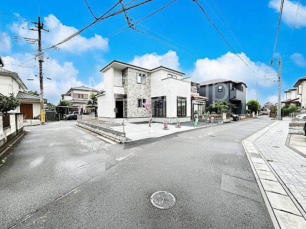 ~Exterior~ 前面道路: 北西 4.5m 私道、南西・南東 4m 公道 低層の一戸建てを中心とした街並みが整然と続き、周辺は高い建物が建っていないので、緑の多い閑静な趣を感じる環境です。