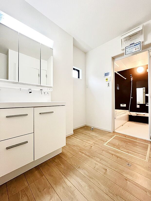 ~Dressing Room~ 暗くなりがちな洗面所も窓があると採光と換気が可能なので気持ちよくお使い頂けます。三面鏡タイプの洗面台は鏡裏収納で散らかりがちな洗面所もスッキリ♪