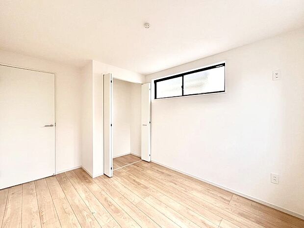 ~Bed Room~ 部屋数が多いのが戸建てのメリットです。ご家族が増えたことで手狭に感じていた住まいも戸建てでは各居室プライバシーを保つことができます。住まいにゆとりが生まれ心もリラックスできます♪