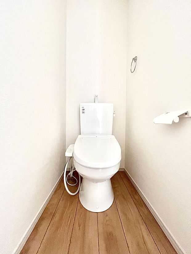 ~Toilet~ 綺麗・スッキリ・快適なウォシュレット付トイレでくつろげる空間です。トイレは毎日使わざるを得ないもの。いつも清潔を保ちたいですね。トイレが2ヶ所あるので朝の混雑時に便利です!