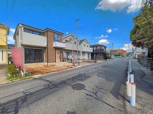~Exterior~ 前面道路:南西 8.06m 公道 前面道路は閑静な住宅地をはしる車通りの少ない道路。駐車の出し入れもらくらくです!ご不明点・現地見学のご希望は、お気軽にお問い合わせください!