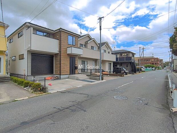 ~Exterior~ 前面道路:南西 8.06m 公道 前面道路は閑静な住宅地をはしる車通りの少ない道路。駐車の出し入れもらくらくです!ご不明点・現地見学のご希望は、お気軽にお問い合わせください!