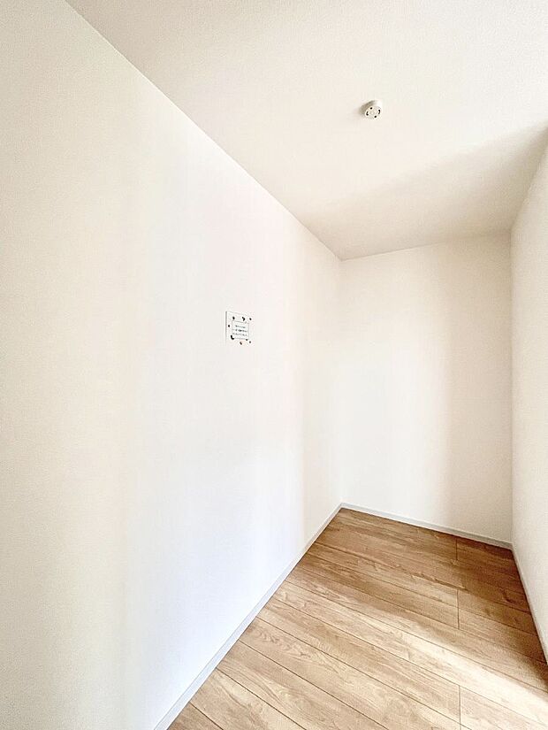 ~Walk-in Closet~ 必要なものやコーディネートを一覧して確認でき、身支度や準備が短時間で済むウォークインクローゼットを設置しました。家の中をすっきりとさせる便利な収納スペースです。