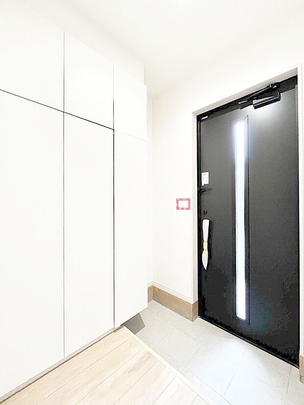 ~Entrance~ 家の中でお客様を迎える最初の場所である玄関は、家の印象そのものです!豊富な玄関収納で、常に綺麗に保つことが出来ます♪玄関にはたっぷり収納の下駄箱を完備!