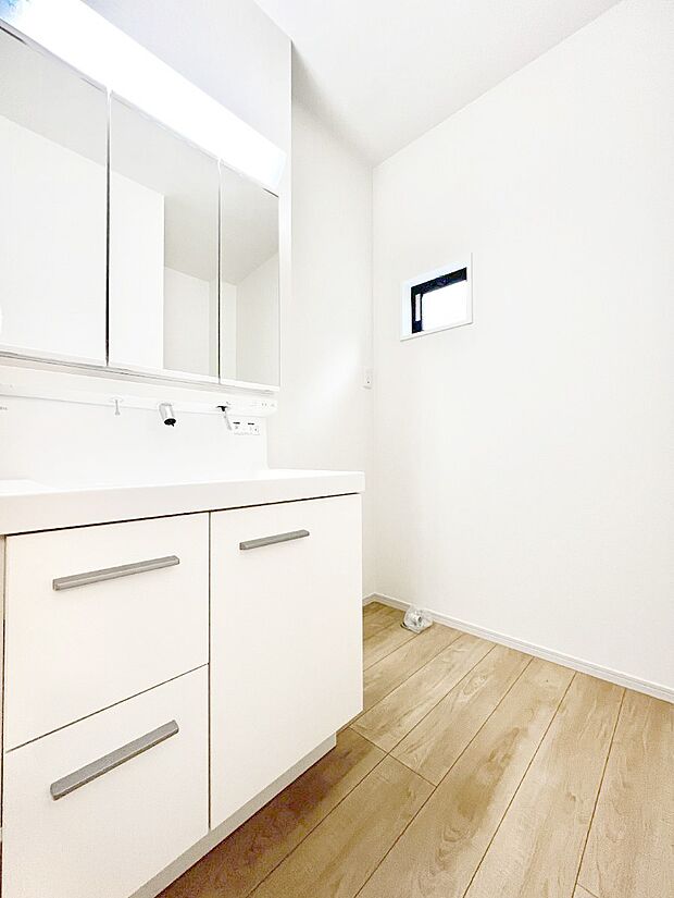 ~Dressing Room~ 暗くなりがちな洗面所も窓があると採光と換気が可能なので気持ちよくお使い頂けます。三面鏡タイプの洗面台は鏡裏収納で散らかりがちな洗面所もスッキリ♪
