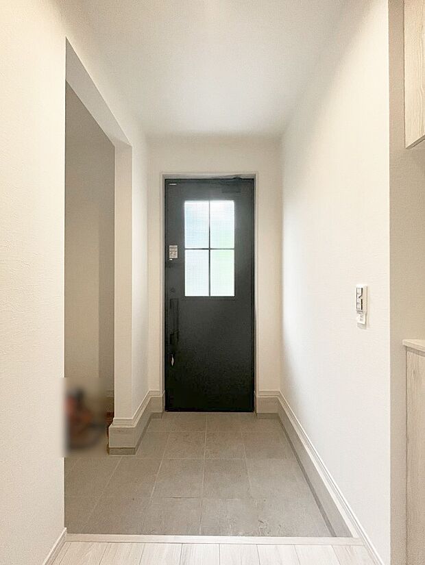 ～Entrance～　玄関は家の顔といわれますが我が家のセンスをさりげなく感じさせる魅力ある玄関造りも楽しみの一つ。帰宅する度に家族がほっとできる心地よい空間造りも大切ですね♪