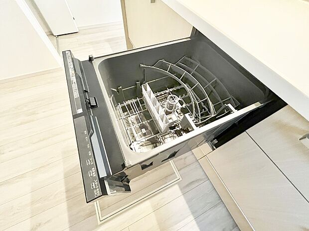 面倒なお片づけは食洗機にお任せ！家事の負担が減って、時間にも気持ちにもゆとりができます。