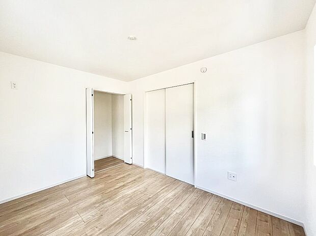 ～Bed Room～　子供部屋はお子様にとって大変重な役割があります。子供一人で過ごす空間を与えることで、宿題や勉強時間も自然と増えまた自ら部屋の片付けや掃除なども促すことに繋がります。