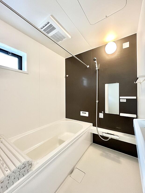 ~Bath Room~ 落ち着いた雰囲気の浴室で明日に向けてリフレッシュ。浴室乾燥機能も付いているので隣の洗濯機置き場で洗い上がった洗濯物を、雨の日も天気を気にせず乾燥させることも可能です。