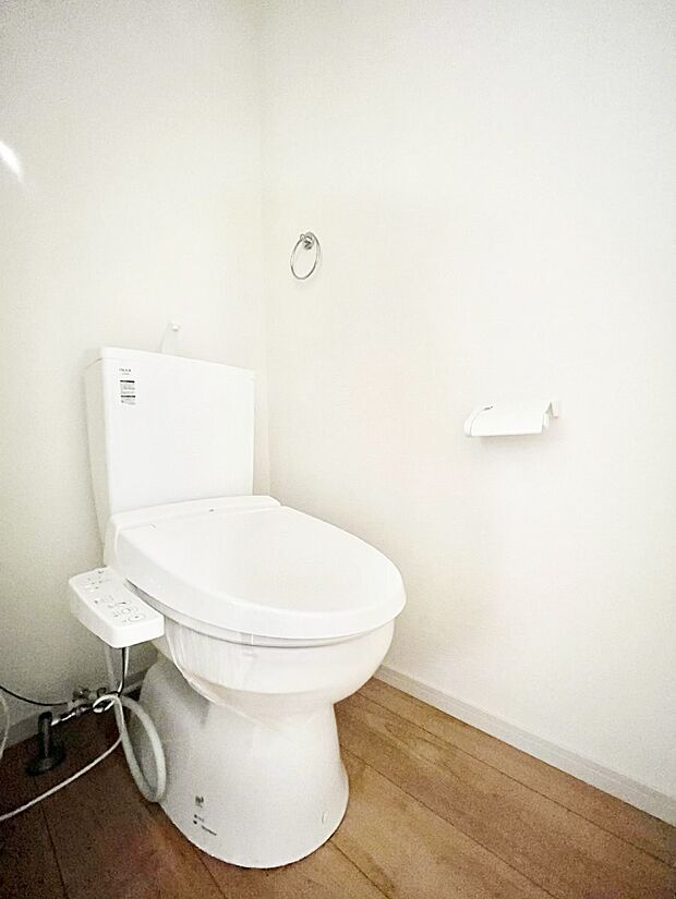 ~Toilet~ 綺麗・スッキリ・快適なウォシュレット付トイレでくつろげる空間です。トイレは毎日使わざるを得ないもの。いつも清潔を保ちたいですね。トイレが2ヶ所あるので朝の混雑時に便利です!