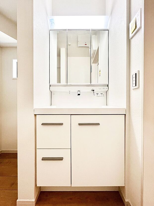 ~Dressing Room~ 清潔感溢れる色合いで統一されていると、スッキリと整った印象をうけます。 鏡の裏にはたっぷりと収納スペースを標準装備! 水廻りは、シンプルかつ機能性を重視して。