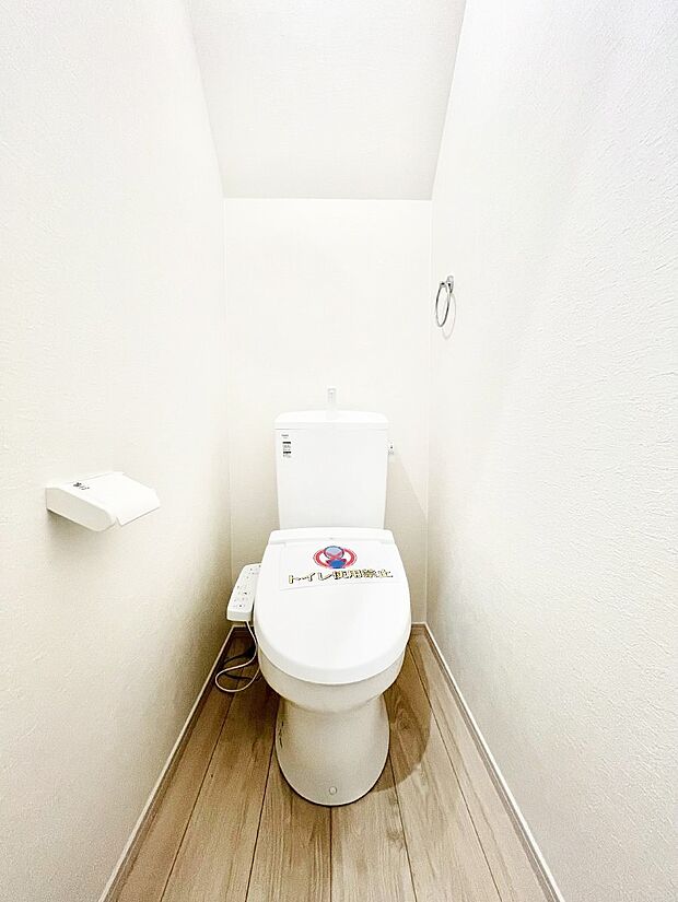 ~Toilet~ 綺麗・スッキリ・快適なウォシュレット付トイレでくつろげる空間です。トイレは毎日使わざるを得ないもの。いつも清潔を保ちたいですね。トイレが2ヶ所あるので朝の混雑時に便利です!