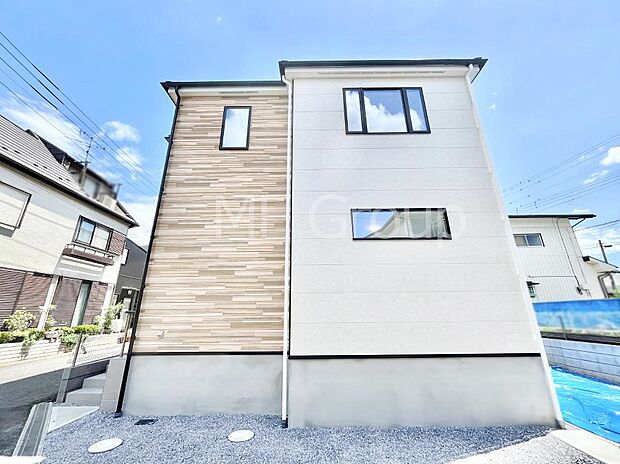 ~Exterior~ 角地により陽当り・風通し良好です。一戸建ての大きなメリットは、自分達の「土地」を「自由に」使える事です。ガーデニングやDIY,車やバイクの趣味など様々な用途で利用できます。