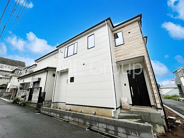 ~Exterior~ 角地により陽当り・風通し良好です。一戸建ての大きなメリットは、自分達の「土地」を「自由に」使える事です。ガーデニングやDIY,車やバイクの趣味など様々な用途で利用できます。