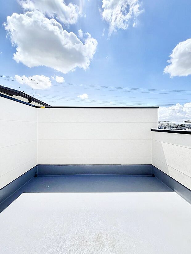 ~Balcony~ バルコニーは温かい陽がさしこみ、お布団や洗濯物を気持ちよく干すことができます。 使いやすく開放的なバルコニーです♪陽ざしがたっぷり降り注ぐ、バルコニー付き住まい。