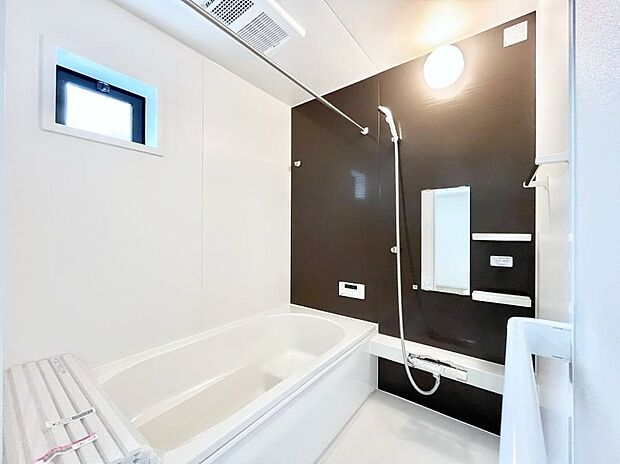 ～Bath Room～　ゆったりと足を伸ばして入浴することが可能！一日の疲れを癒す貴重なバスタイムです。お子様とご一緒でも十分な広さなので、リビングとは違った家族団欒のひと時をお楽しみいただけます。