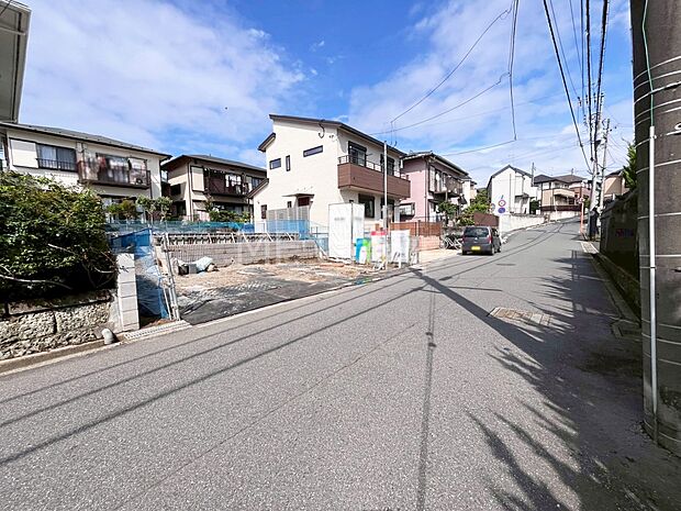 ~Exterior~ 前面道路は閑静な住宅地をはしる車通りの少ない道路。駐車の出し入れもらくらくです!ご不明点・現地見学のご希望は、お気軽にお問い合わせください!