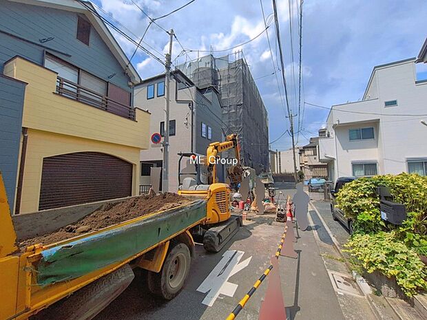 ~Exterior~ 東側公道 幅6m前面道路が広いため駐車しやすい!家計にも優しいマイホームのカースペース♪ストレスフリーでカーライフを楽しめそうですね。毎日の運転も安心して快適に行えます。