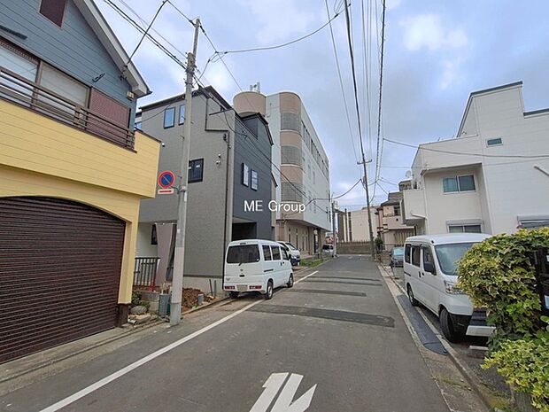 ～Exterior～　東側公道　幅6ｍ前面道路が広いため駐車しやすい！家計にも優しいマイホームのカースペース♪ストレスフリーでカーライフを楽しめそうですね。毎日の運転も安心して快適に行えます。