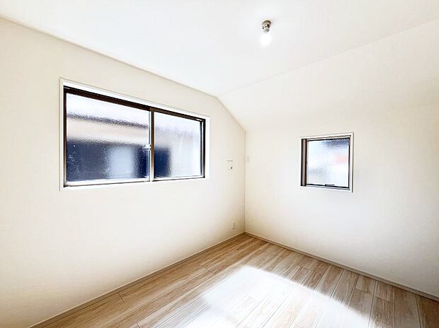 ～Bed Room～　2面採光を確保した明るい室内は、風通しも良く、大変居心地の良い空間となっております。爽やかな風を感じて起きる朝は、快適生活の始まりに！日当たりや通風がとても良い住まい♪