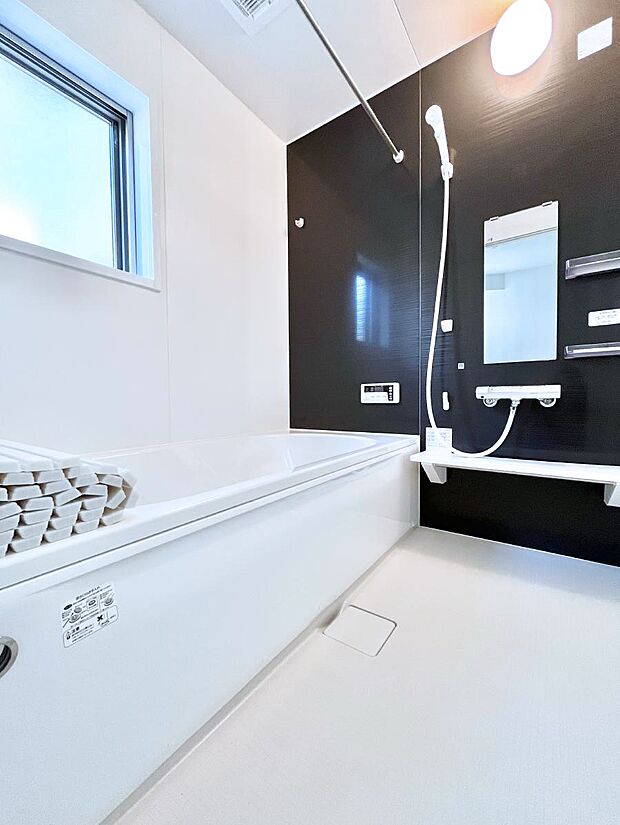 ～Bath Room～　落ち着いた雰囲気の浴室で明日に向けてリフレッシュ。浴室乾燥機能も付いているので隣の洗濯機置き場で洗い上がった洗濯物を、雨の日も天気を気にせず乾燥させることも可能です。