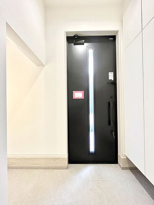 ◆2号棟◆~Entrance~ 玄関は家の顔といわれますが我が家のセンスをさりげなく感じさせる魅力ある玄関造りも楽しみの一つ。帰宅する度に家族がほっとできる心地よい空間造りも大切ですね♪