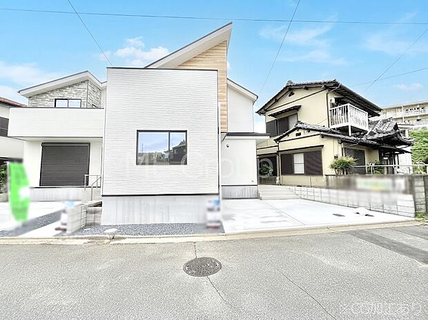 ◆2号棟◆~Exterior~ 忙しく過ぎゆく日常を置き去るほど、ゆったりした時間が流れる住環境。『快適』は「家」と「街」と「環境」が調和した時に訪れるだと改めて感じさせてくれます。