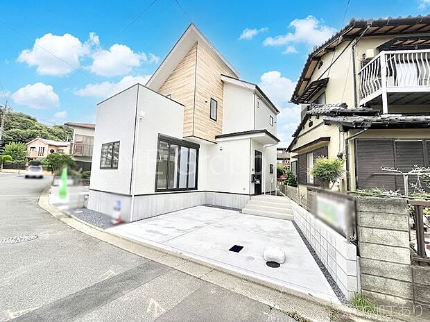 ~Exterior~ 前面道路:南西 6.4m 公道 前面道路は閑静な住宅地をはしる車通りの少ない道路。駐車の出し入れもらくらくです!ご不明点・現地見学のご希望は、お気軽にお問い合わせください!