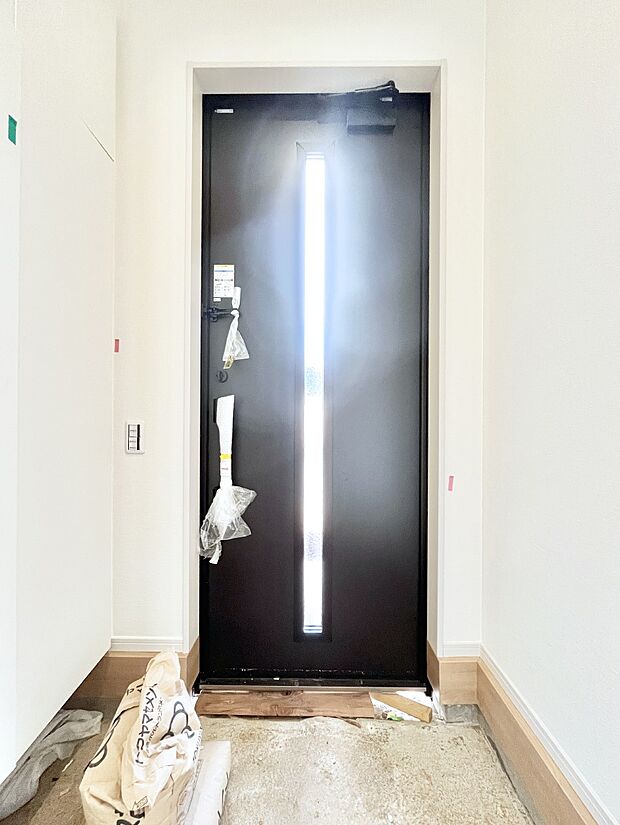 ガラススリットの入った玄関ドアが室内に光を届けてくれます