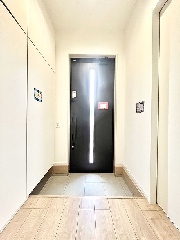 ～Entrance～　玄関は家の顔といわれますが我が家のセンスをさりげなく感じさせる魅力ある玄関造りも楽しみの一つ。帰宅する度に家族がほっとできる心地よい空間造りも大切ですね♪