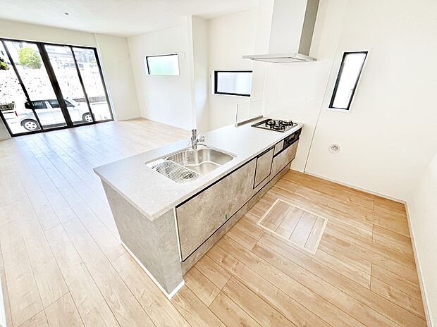 ◆1号棟◆~Kitchen~ 自然光が入る窓のあるキッチン☆毎日使う場所だからこそ、使い勝手を考慮しました。ゆったりとしたキッチンコーナーは質感豊かな仕上がりとなっております。
