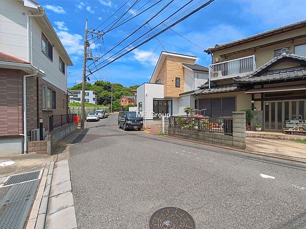 ~Exterior~ 前面道路:南西 7.86m 公道 前面道路は閑静な住宅地をはしる車通りの少ない道路。駐車の出し入れもらくらくです!ご不明点・現地見学のご希望は、お気軽にお問い合わせください!