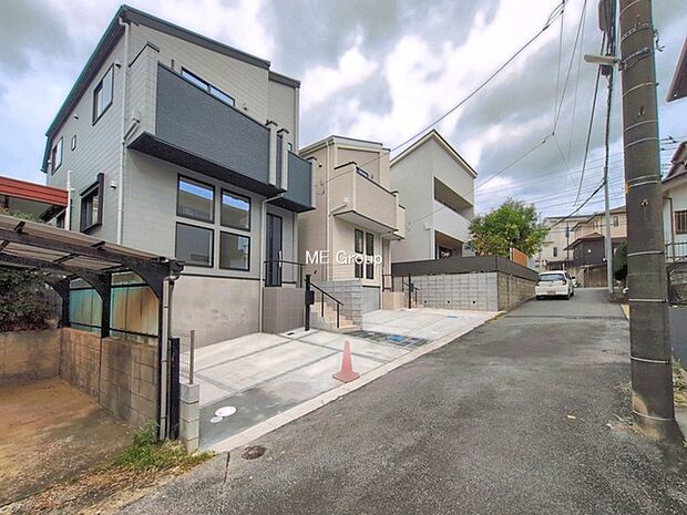 ～Exterior～　前面道路： 南 4.5m 公道　前面道路は閑静な住宅地をはしる車通りの少ない道路。駐車の出し入れもらくらくです！ご不明点・現地見学のご希望は、お気軽にお問い合わせください！