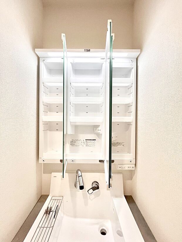 三面鏡の裏に、化粧品や衛生用品などを収納可能。洗面台をすっきりと保ちます!