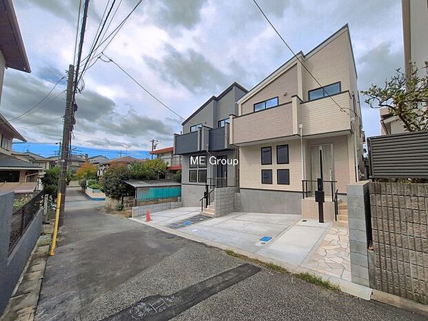 ～Exterior～　前面道路： 南 4.5m 公道　前面道路は閑静な住宅地をはしる車通りの少ない道路。駐車の出し入れもらくらくです！ご不明点・現地見学のご希望は、お気軽にお問い合わせください！
