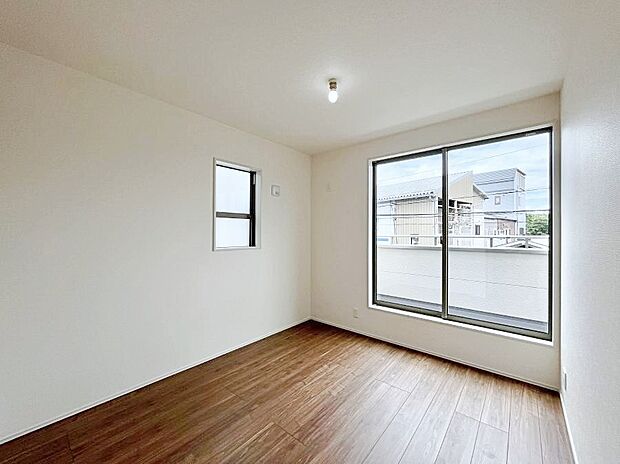 ~Bed Room~ 部屋数が多いのが戸建てのメリットです。ご家族が増えたことで手狭に感じていた住まいも戸建てでは各居室プライバシーを保つことができます。住まいにゆとりが生まれ心もリラックスできます♪