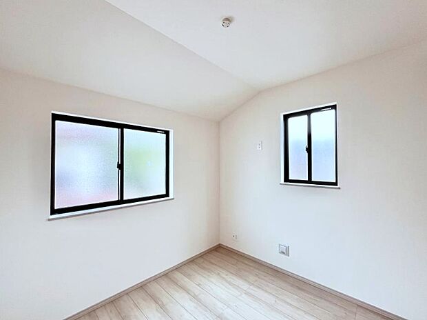 ◆A号棟◆～Bed Room～　マンションと違い部屋数が多いのが戸建てのメリットです。ご家族が増えたことで手狭に感じていた住まいも戸建てでは各居室プライバシーを保つことができます。