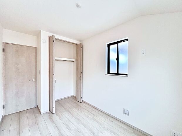 ◆A号棟◆～Bed Room～　子供部屋はお子様にとって大変重な役割があります。子供一人で過ごす空間を与えることで、宿題や勉強時間も自然と増えまた自ら部屋の片付けや掃除なども促すことに繋がります。