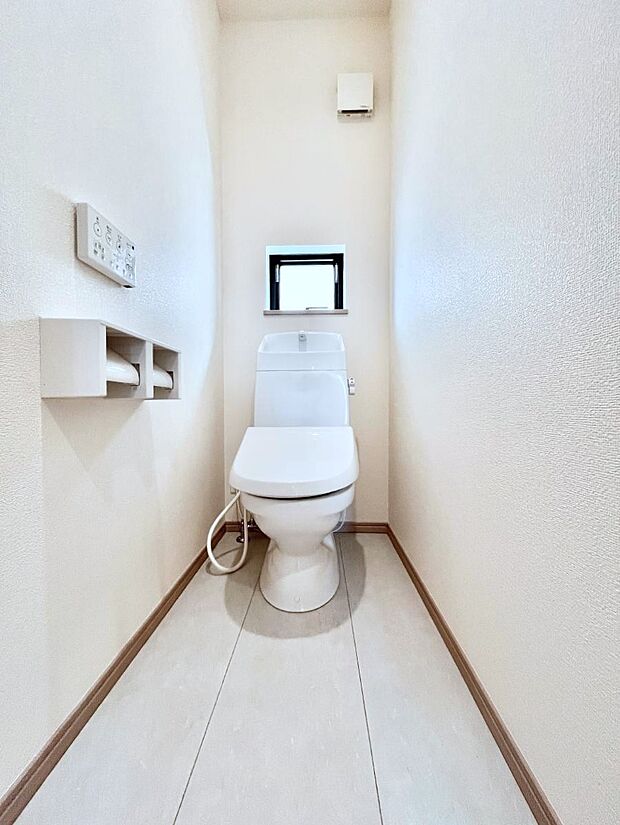 ◆A号棟◆～Toilet～　綺麗・スッキリ・快適なウォシュレット付トイレでくつろげる空間です。採光もあり明るく、快適空間となっております♪毎日使う場所だからこその配慮です！