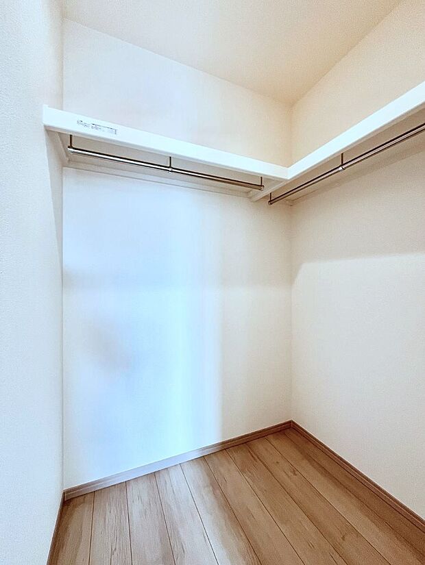 ◆A号棟◆～Walk-in Closet～　たくさんの洋服をかけてもシワになりにくいウォークインクローゼット。洋服以外にも、普段使わない家電やスーツケース、ストック品など何でも片付く嬉しい空間です。