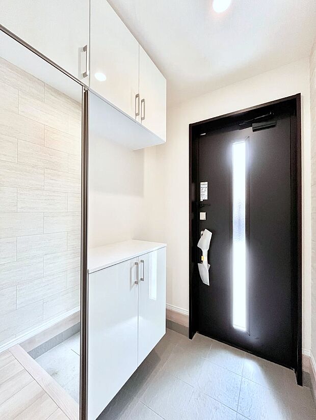 ◆B号棟◆～Entrance～　家の中でお客様を迎える最初の場所である玄関は、家の印象そのものです！豊富な玄関収納で、常に綺麗に保つことが出来ます♪玄関にはたっぷり収納の下駄箱を完備！
