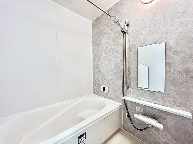 ◆B号棟◆～Bath Room～　足を伸ばして入浴することが可能！一日の疲れを癒す貴重なバスタイムです。お子様とご一緒でも十分な広さなので、リビングとは違った家族団欒のひと時をお楽しみいただけます。