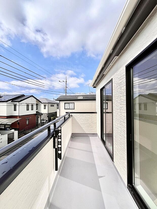 ◆B号棟◆～Balcony～　南向きのバルコニーの前には雲以外に太陽を遮るものがありません。お洗濯物も乾きやすく、何より明るく気持ちのいい光が入ってきます。使いやすく開放的なバルコニーです♪