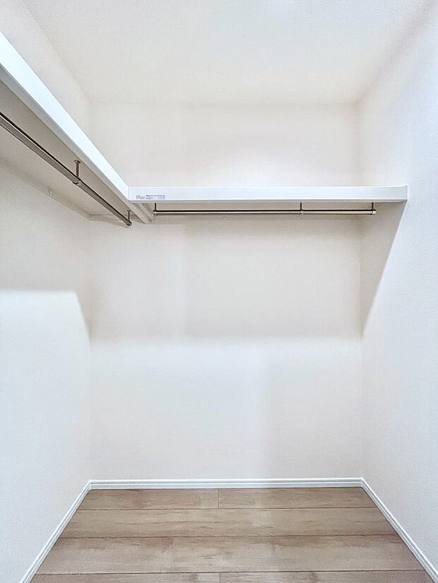 ◆B号棟◆～Walk-in Closet～　たくさんの洋服をかけてもシワになりにくいウォークインクローゼット。洋服以外にも、普段使わない家電やスーツケース、ストック品など何でも片付く嬉しい空間です。