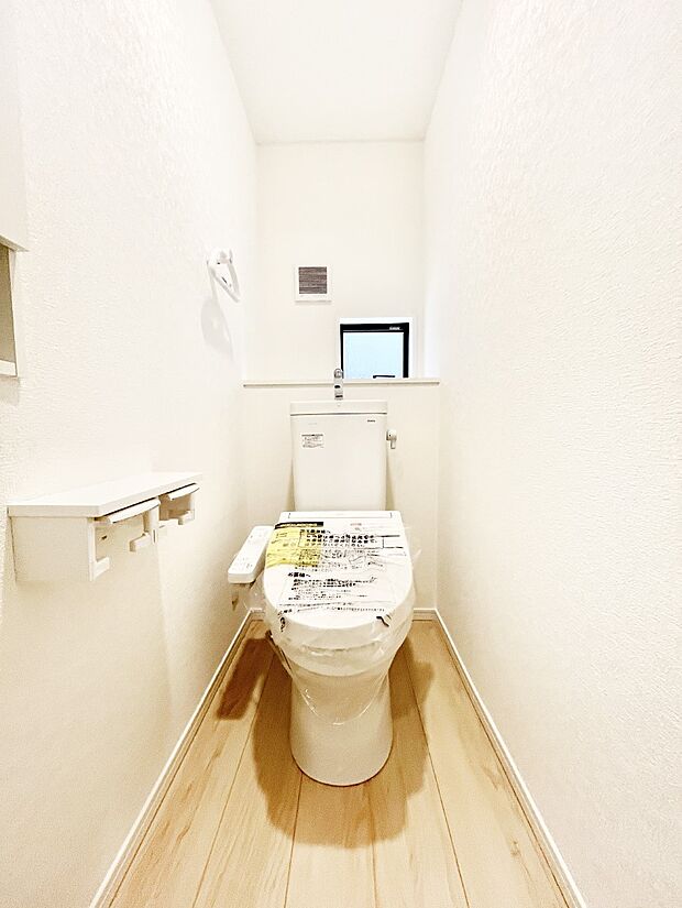 明るく清潔感のあるトイレです。