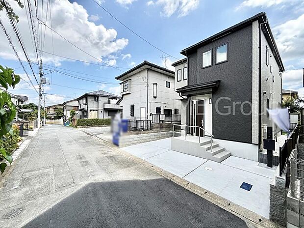 ~Exterior~ 前面道路:北西 5.2m 公道 前面道路は閑静な住宅地をはしる車通りの少ない道路。駐車の出し入れもらくらくです!ご不明点・現地見学のご希望は、お気軽にお問い合わせください!