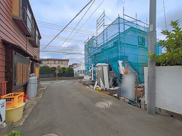 ~Exterior~ 前面道路:南西 3.98m 公道、北西 3.93m 公道 低層の一戸建てを中心とした街並みが整然と続き、周辺は高い建物が建っていないので、緑の多い閑静な趣を感じる環境です。