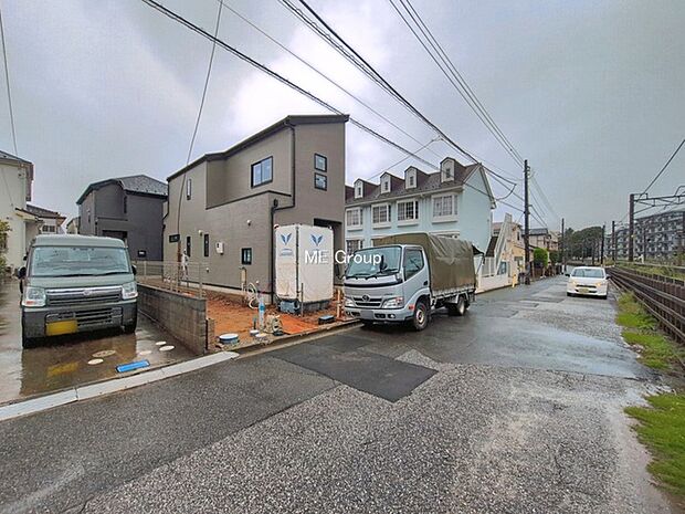~Exterior~ 南東側公道 幅6m前面道路が広いため駐車しやすい!周辺は車通りが少ないため、落ち着いて運転でき、ストレスフリーでカーライフを楽しめそうですね。毎日の運転も安心して快適に行えます。